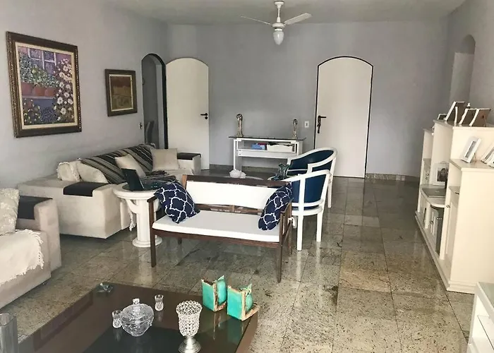 Amplo apartamento, moderno, ventilado, impecável. Guarujá
